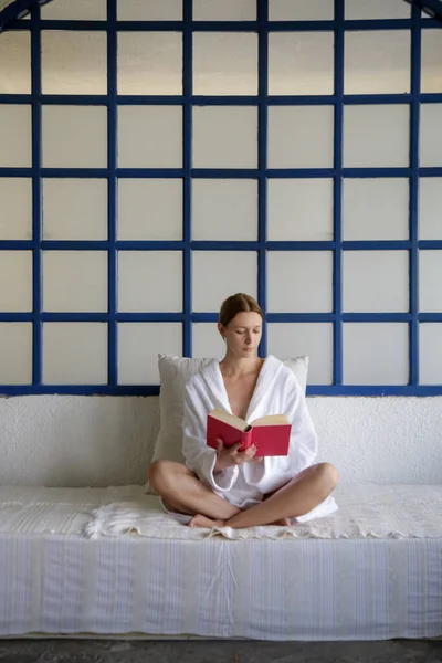 Mulher Lendo Livro Sala Meditação — Fotografia de Stock