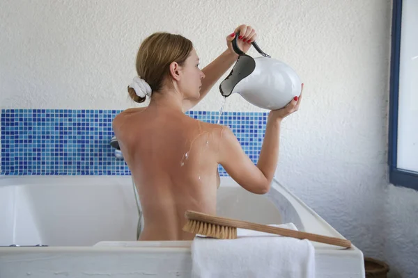 Visão Traseira Jovem Mulher Banheira Spa — Fotografia de Stock