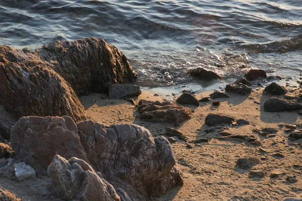 해변의 바위와 모래에 부딪치는 — 스톡 사진