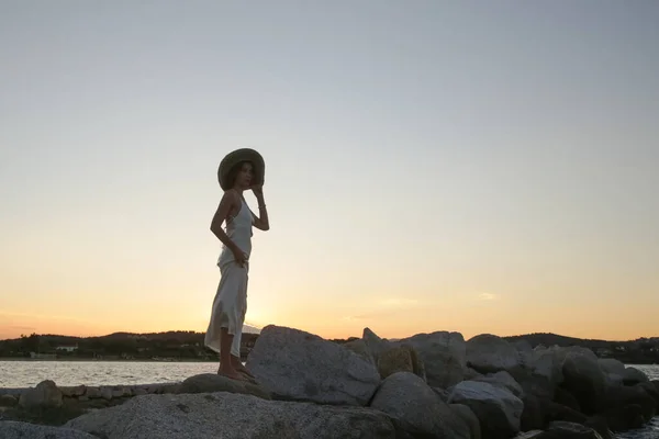 Junge Frau Langem Weißen Kleid Und Strohhut Strand Bei Sonnenuntergang — Stockfoto