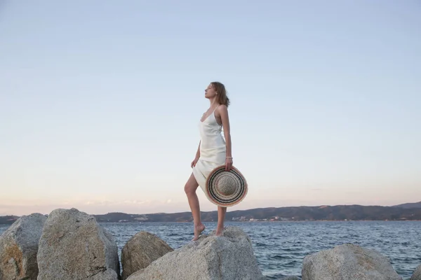 Junge Frau Langem Weißen Kleid Und Strohhut Strand Stylische Sommerurlaubsmode — Stockfoto