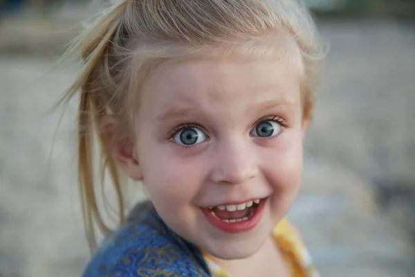 Ritratto Candido Bambina Con Espressione Facciale Divertente — Foto Stock
