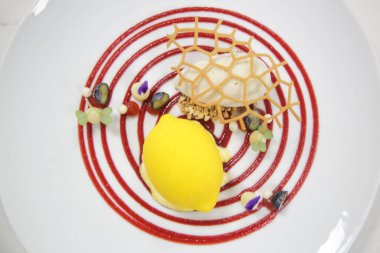 Güzel şık renkli tatlı bir tabak içinde