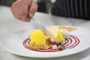 Güzel şık renkli tatlı bir tabak içinde