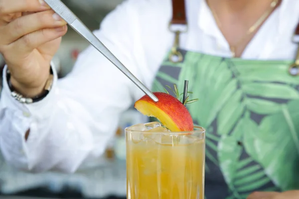 Close Expert Bartender Making Cocktail Bar Counter — Stock Photo, Image