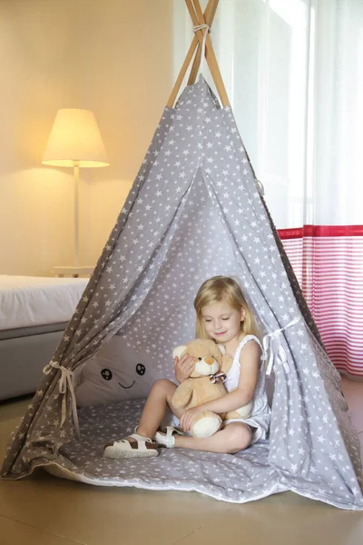 Menina Bonito Criança Sentado Wigwam Com Seu Ursinho Pelúcia Quarto — Fotografia de Stock