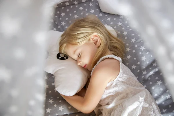 Roztomilé Batole Dívka Spí Posteli Prostěradla Hvězdami Vzor Mrak Tvaru — Stock fotografie