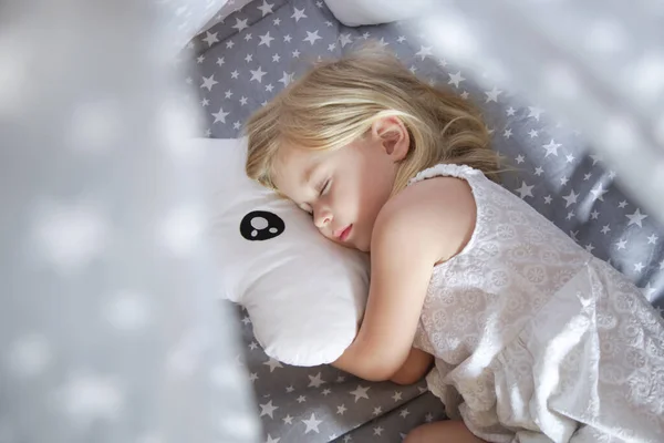 Menina Bonito Criança Dormindo Lençóis Cama Com Padrão Estrelas Travesseiro — Fotografia de Stock