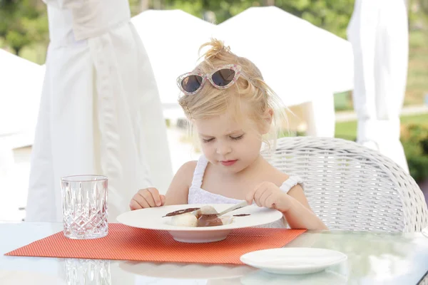 Χαριτωμένο Κοριτσάκι Τρώει Επιδόρπιο Στο Υπαίθριο Εστιατόριο — Φωτογραφία Αρχείου