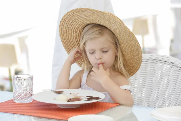 かわいいです幼児女の子食べるデザートでザ屋外レストラン — ストック写真
