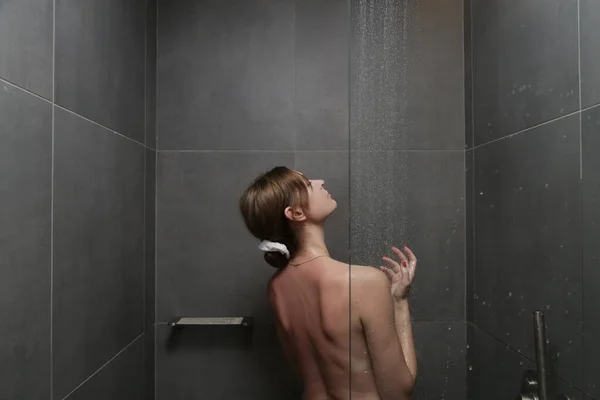 Junge Schöne Frau Unter Der Dusche Badezimmer — Stockfoto