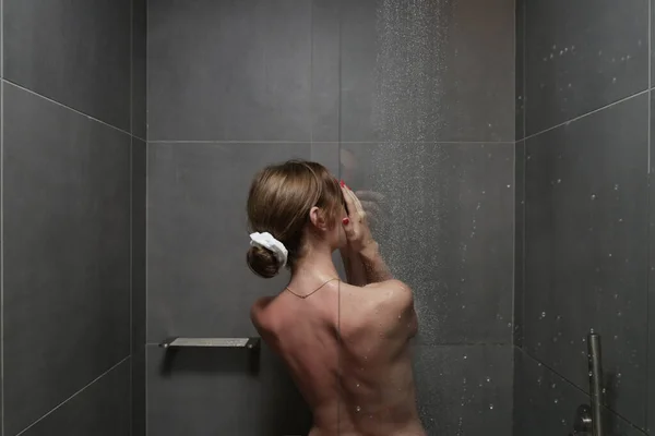 아름다운 아가씨 욕실에서 샤워를 — 스톡 사진