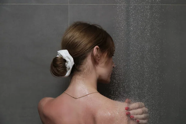 Junge Schöne Frau Unter Der Dusche Badezimmer — Stockfoto