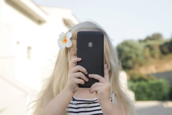 Portret Van Peuter Meisje Met Mobiele Telefoon Het Nemen Van — Stockfoto