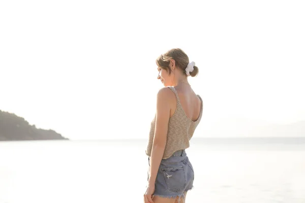 Tourist Woman Enjoying Idyllic Day Beach — Stock Photo, Image