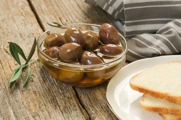 Olives Huile Olive Pain Sur Table Rustique Bois — Photo