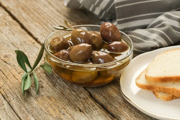 Oliven Olivenöl Und Brot Auf Rustikalem Holztisch — Stockfoto