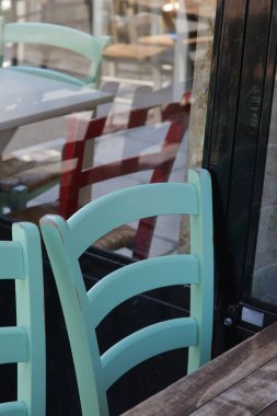 Kaldırımdaki kafede boş koltuklar.
