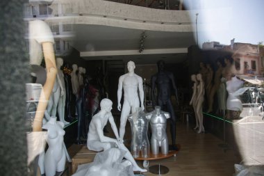 Giysileri olmayan bir grup plastik manken.. 