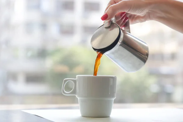 女人的手拿着咖啡杯 倒在咖啡杯里 上午例行公事的生活方式概念 — 图库照片