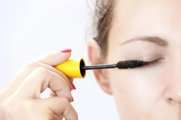 Woman applying mascara on eyelashes — Stock Photo, Image