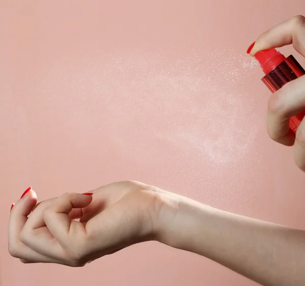 Mujer aplicando perfume en su muñeca — Foto de Stock