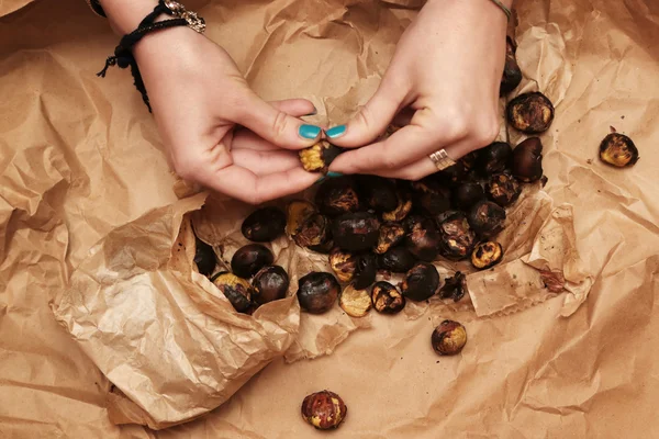 Comer castanhas — Fotografia de Stock