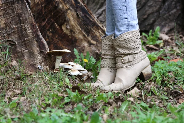 Meisje in het bos — Stockfoto