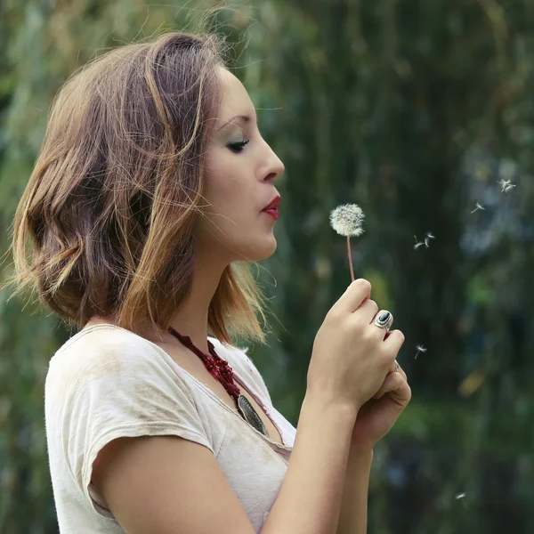 Young woman with dandelion — Stock Photo, Image