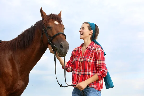 Chica con el caballo — Foto de Stock