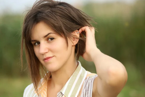 Portrait of young woman looking at the camera — Stock Photo, Image