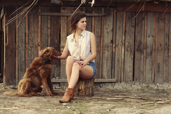 Giovane donna con il cane — Foto Stock