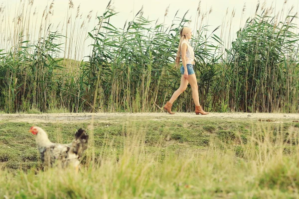 Junge Frau zu Fuß — Stockfoto