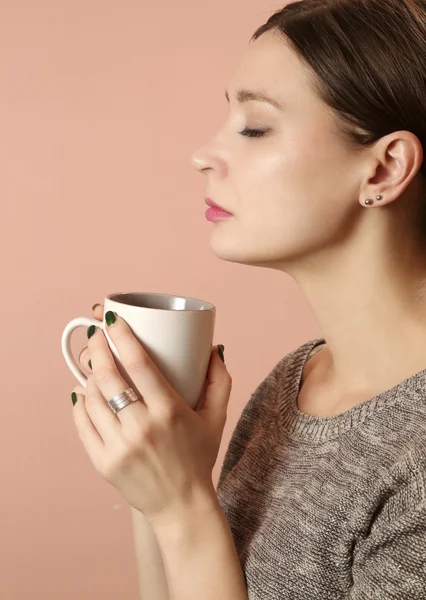 Vakker dame som drikker kaffe – stockfoto