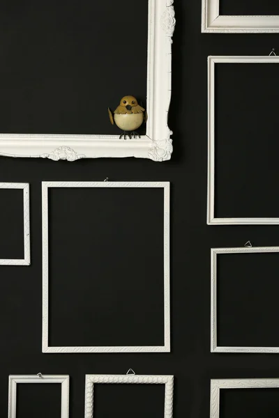 Witte frames over zwarte muur — Stockfoto
