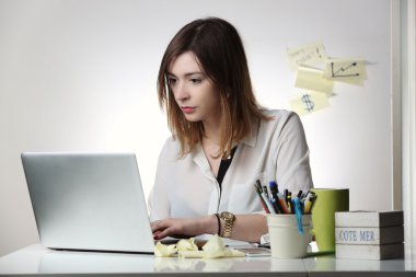 Bilgisayarla çalışan genç bir kadın