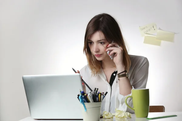 Mujer trabajando en el escritorio de oficina — Foto de Stock