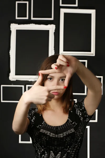 Frau umrahmt ihre Augen mit Fingern — Stockfoto