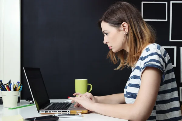 Jong meisje met laptop — Stockfoto