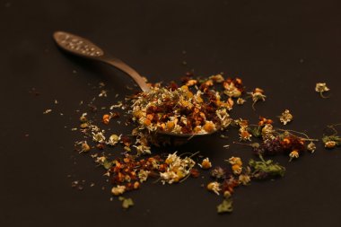 Vintage kaşık karışık organik çay