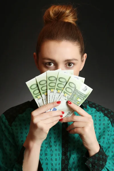 Mujer en posesión de billetes en euros — Foto de Stock