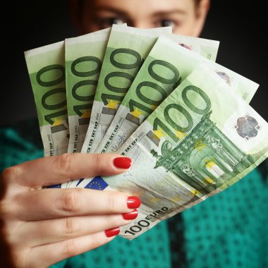 Euro Bono tutan kadın