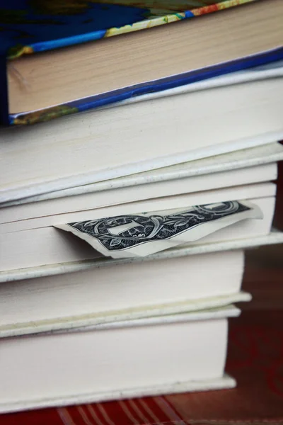 Libro con un dollaro segnalibro — Foto Stock