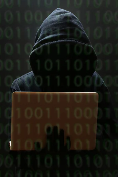 Silhueta de um hacker que olha no monitor — Fotografia de Stock