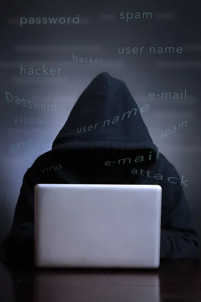 Silhouette eines Hackers, der in Monitor schaut — Stockfoto