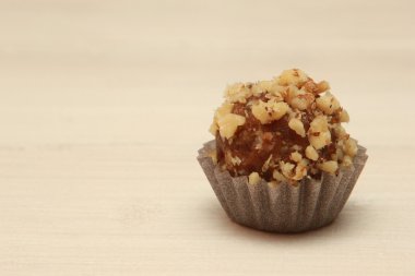 Badem ve ceviz kahverengi bir kağıt ile Çikolatalı top