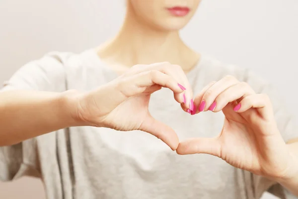 Mani femminili nella forma di cuore — Foto Stock