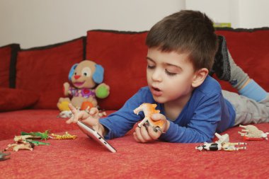 Tablet, kapalı oynayan çocuk