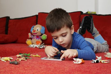 Tablet, kapalı oynayan çocuk
