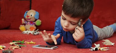 Tablet üzerinde oynama çocuk
